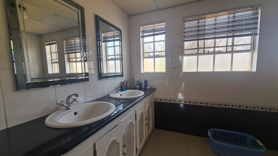 5 Bedroom Property for Sale in Wilgeboom A H North West